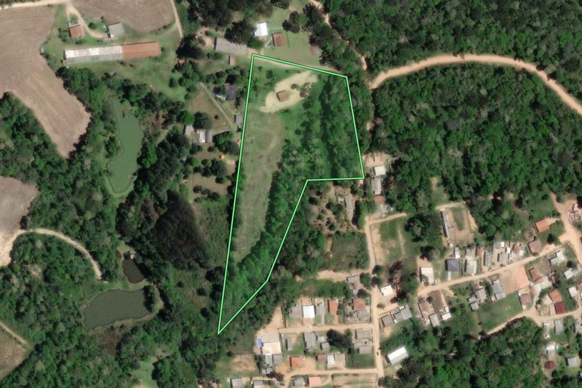Imagem de satélite do imóvel rural em Mandirituba (PR), com o contorno declarado no CAR desenhado por cima.