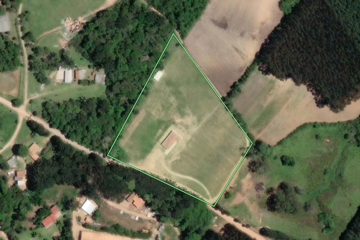 Imagem de satélite do imóvel rural em Mandirituba (PR), com o contorno declarado no CAR desenhado por cima.