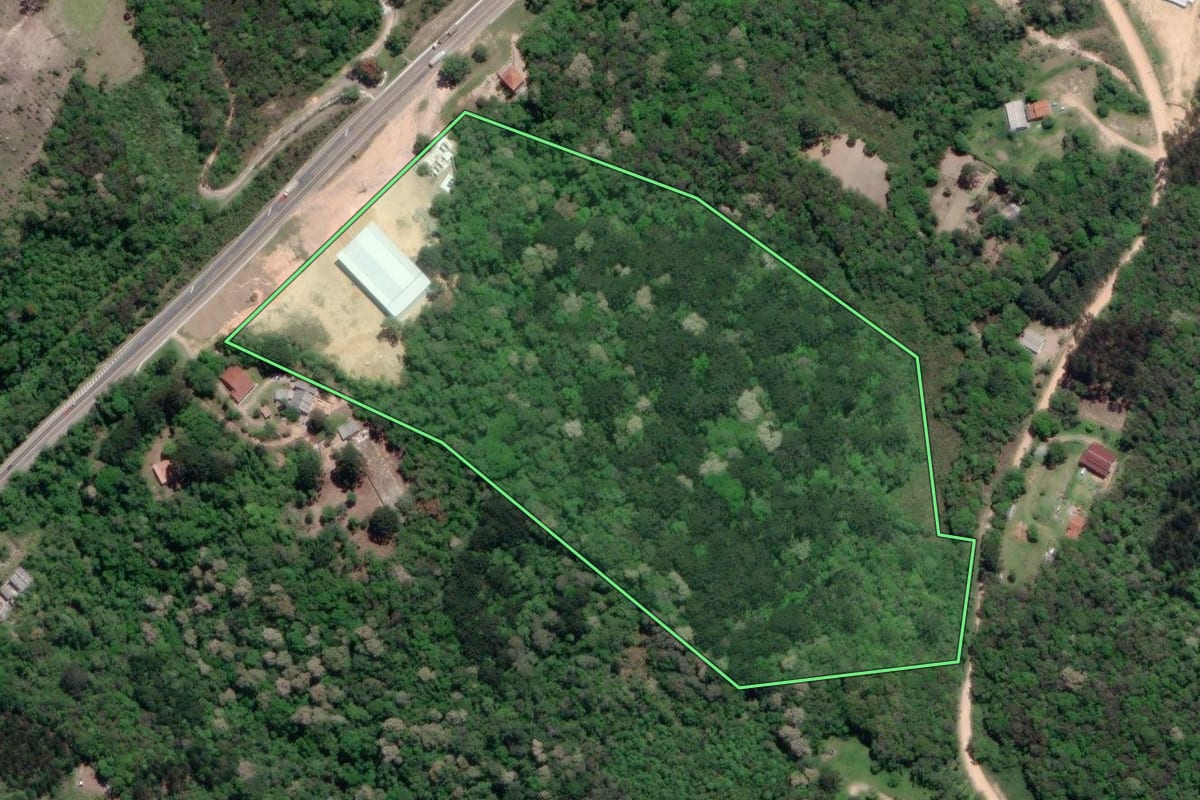 Imagem de satélite do imóvel rural em Mandirituba (PR), com o contorno declarado no CAR desenhado por cima.