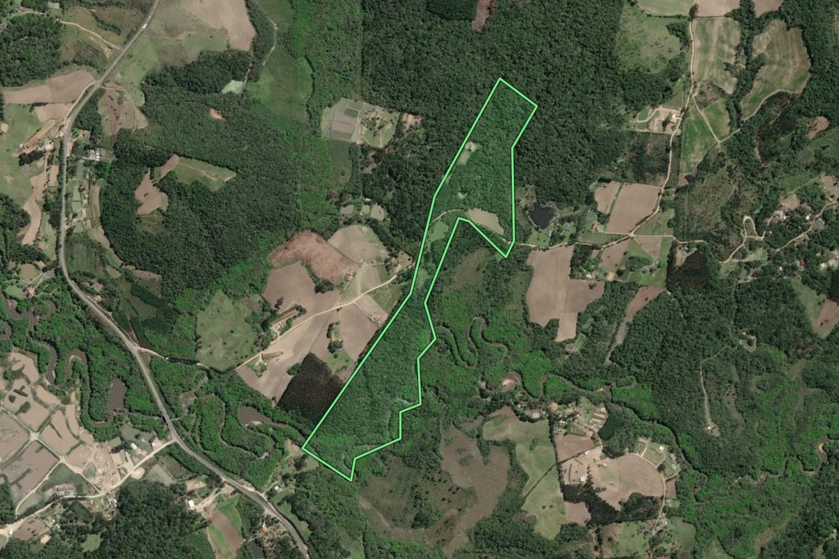 Imagem de satélite do imóvel rural em Mandirituba (PR), com o contorno declarado no CAR desenhado por cima.