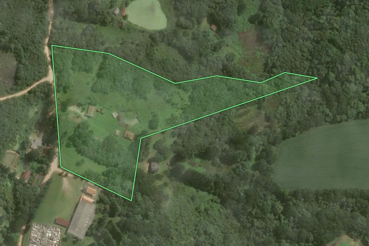 Imagem de satélite do imóvel rural em Mandirituba (PR), com o contorno declarado no CAR desenhado por cima.