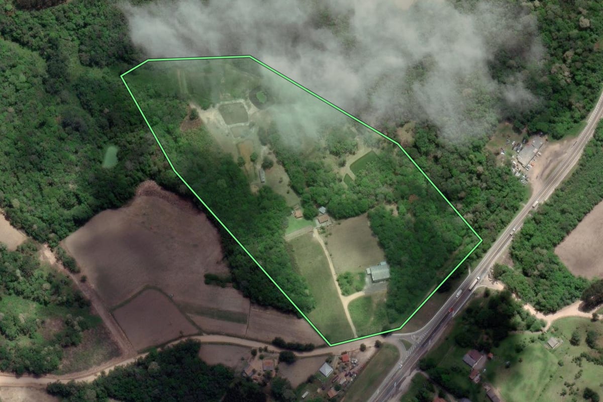 Imagem de satélite do imóvel rural em Mandirituba (PR), com o contorno declarado no CAR desenhado por cima.