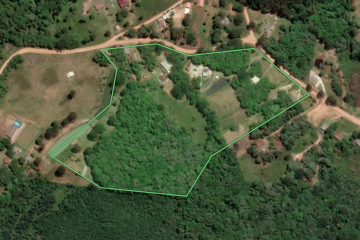 Imagem de satélite do imóvel rural em Mandirituba (PR), com o contorno declarado no CAR desenhado por cima.