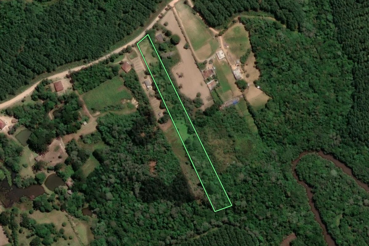 Imagem de satélite do imóvel rural em Mandirituba (PR), com o contorno declarado no CAR desenhado por cima.