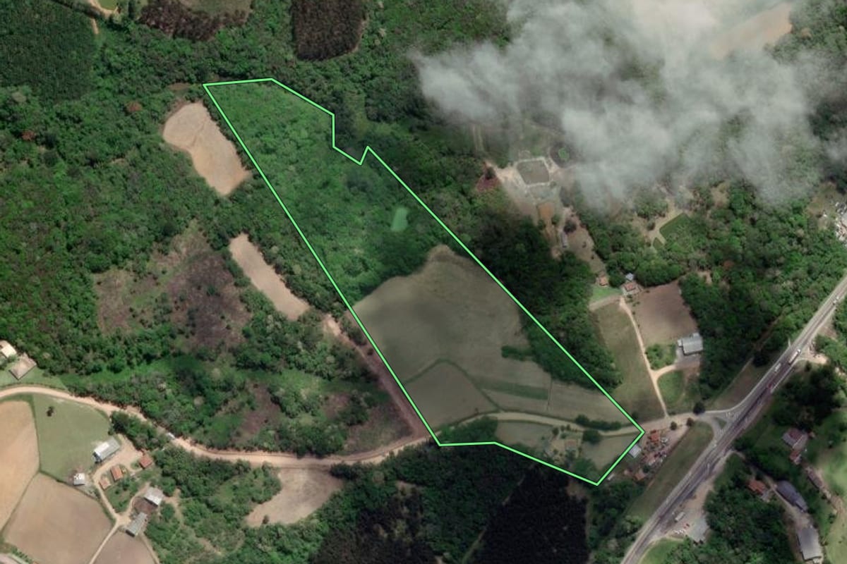 Imagem de satélite do imóvel rural em Mandirituba (PR), com o contorno declarado no CAR desenhado por cima.