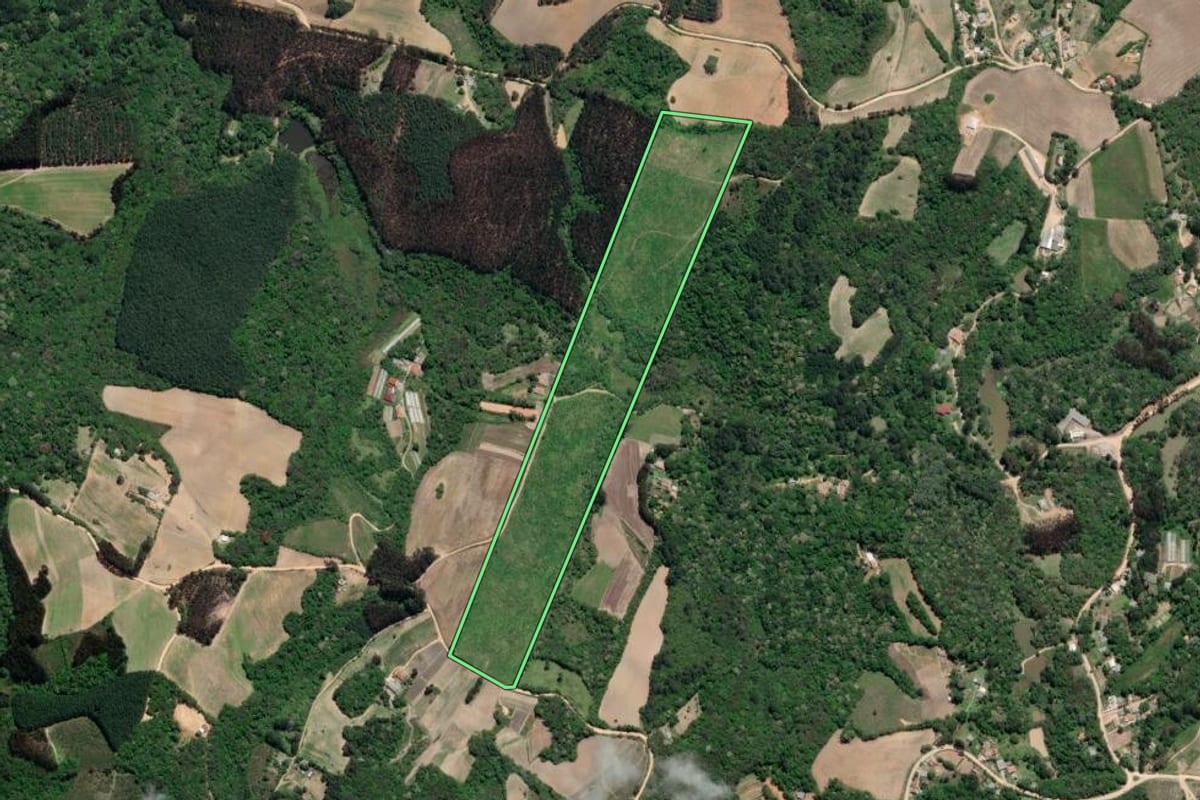 Imagem de satélite do imóvel rural em Mandirituba (PR), com o contorno declarado no CAR desenhado por cima.