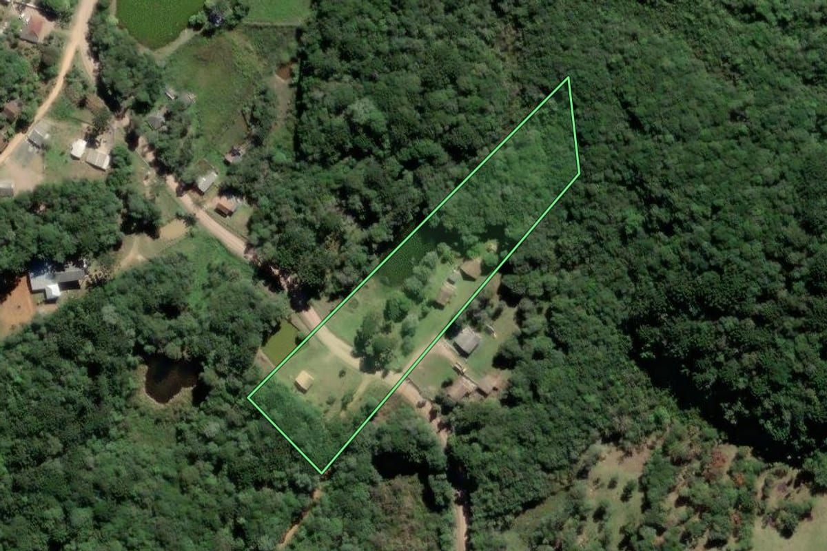 Imagem de satélite do imóvel rural em Mandirituba (PR), com o contorno declarado no CAR desenhado por cima.