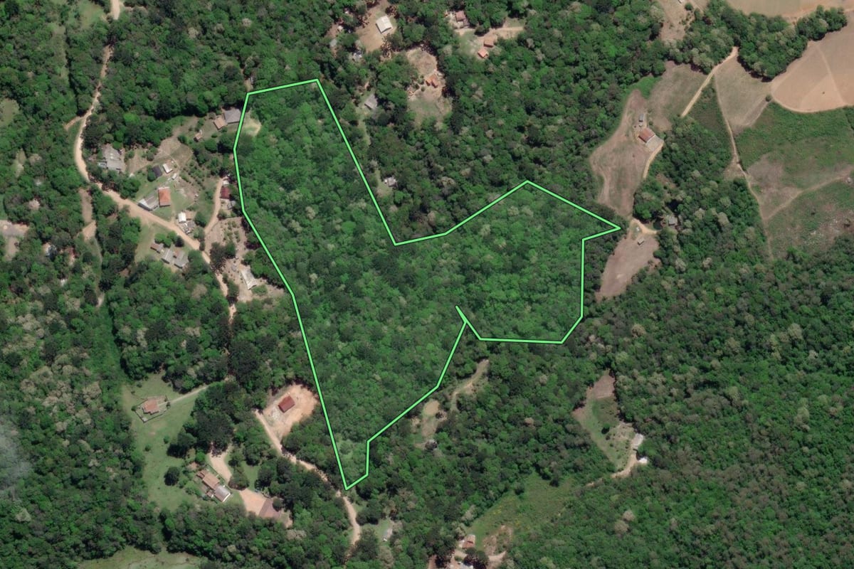 Imagem de satélite do imóvel rural em Mandirituba (PR), com o contorno declarado no CAR desenhado por cima.