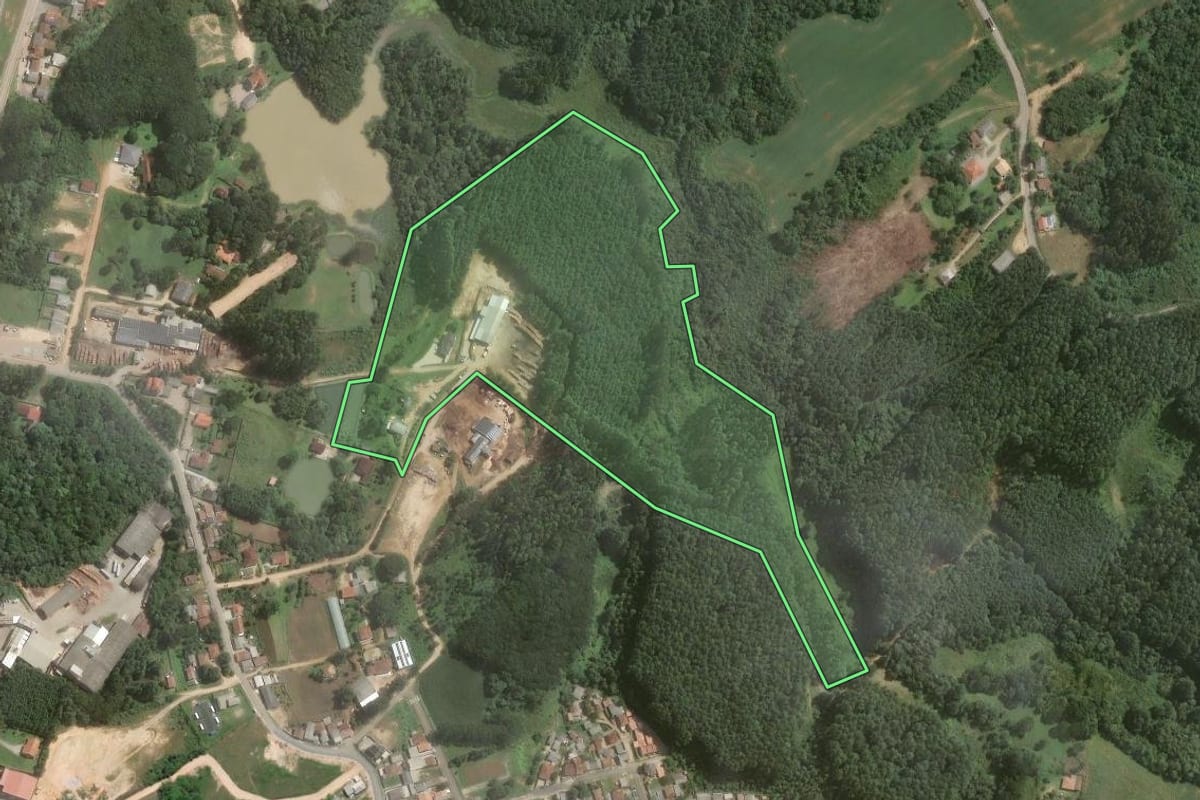 Imagem de satélite do imóvel rural em Mandirituba (PR), com o contorno declarado no CAR desenhado por cima.