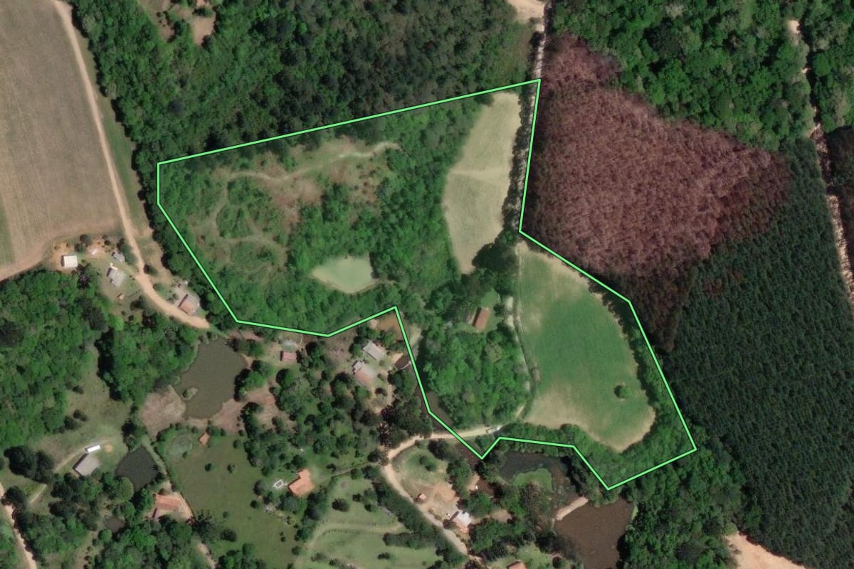 Imagem de satélite do imóvel rural em Mandirituba (PR), com o contorno declarado no CAR desenhado por cima.