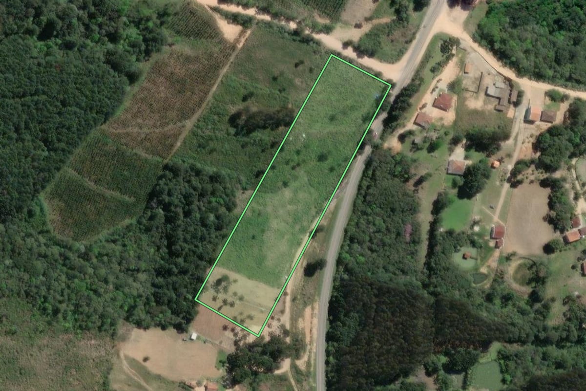 Imagem de satélite do imóvel rural em Mandirituba (PR), com o contorno declarado no CAR desenhado por cima.