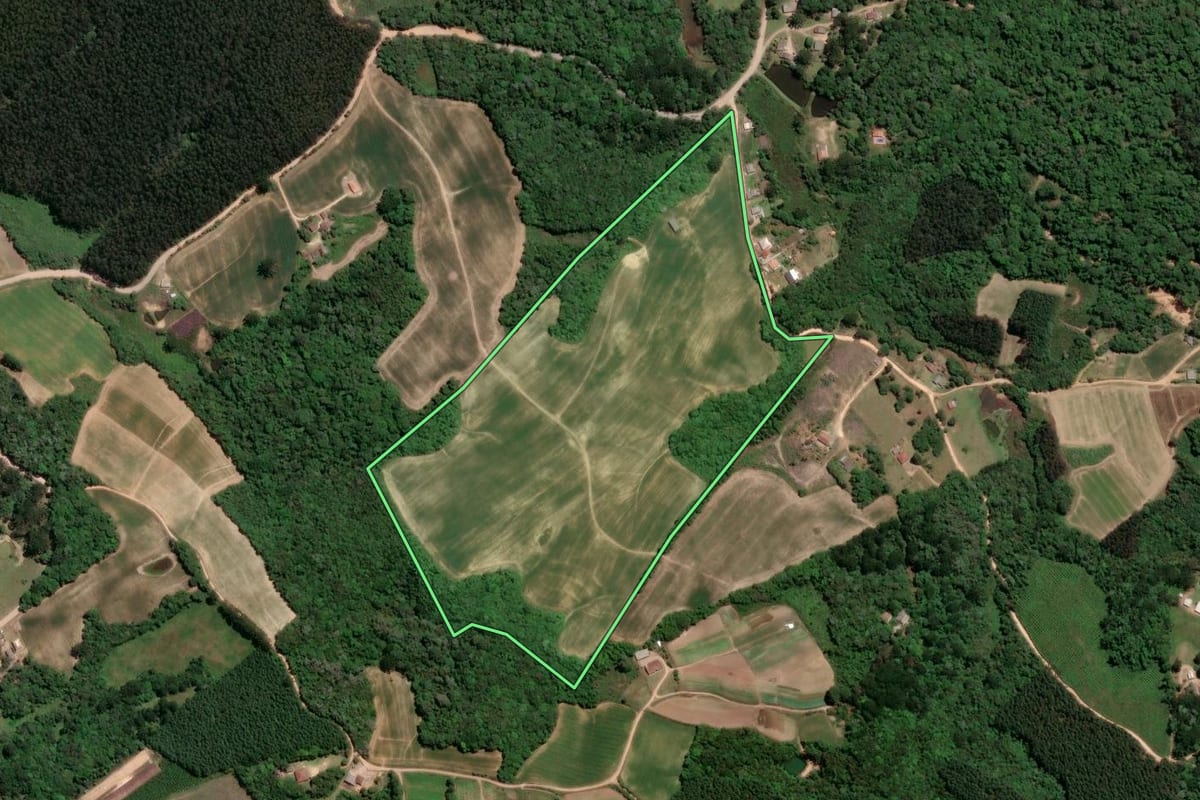 Imagem de satélite do imóvel rural em Mandirituba (PR), com o contorno declarado no CAR desenhado por cima.