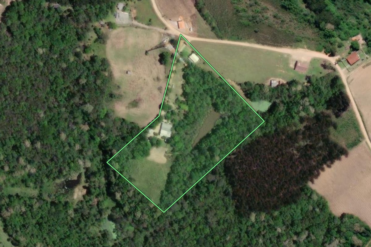 Imagem de satélite do imóvel rural em Mandirituba (PR), com o contorno declarado no CAR desenhado por cima.