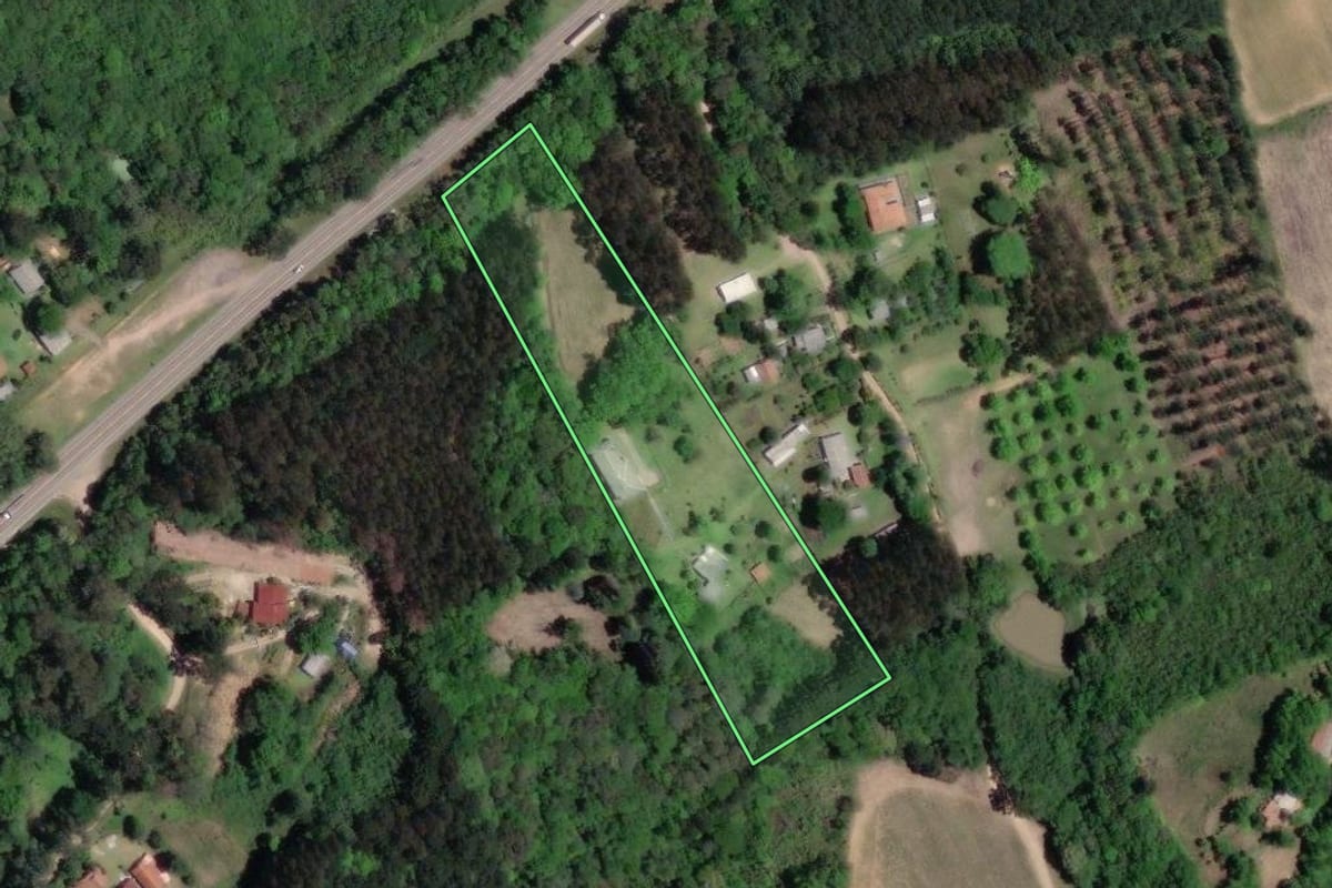 Imagem de satélite do imóvel rural em Mandirituba (PR), com o contorno declarado no CAR desenhado por cima.