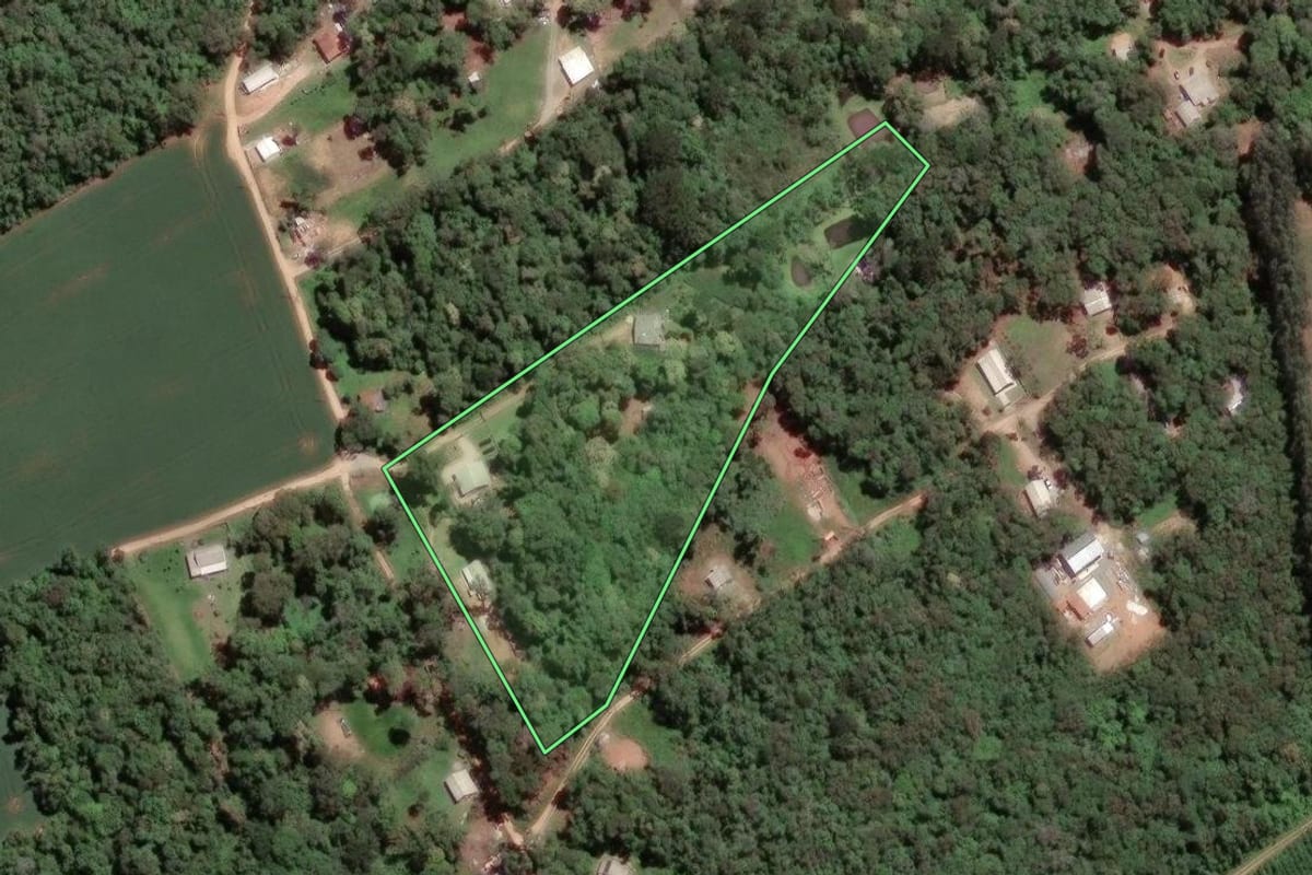 Imagem de satélite do imóvel rural em Mandirituba (PR), com o contorno declarado no CAR desenhado por cima.
