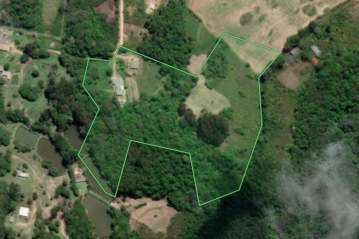 Imagem de satélite do imóvel rural em Mandirituba (PR), com o contorno declarado no CAR desenhado por cima.