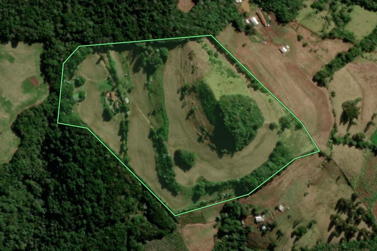Imagem de satélite do imóvel rural em Manfrinópolis (PR), com o contorno declarado no CAR desenhado por cima.