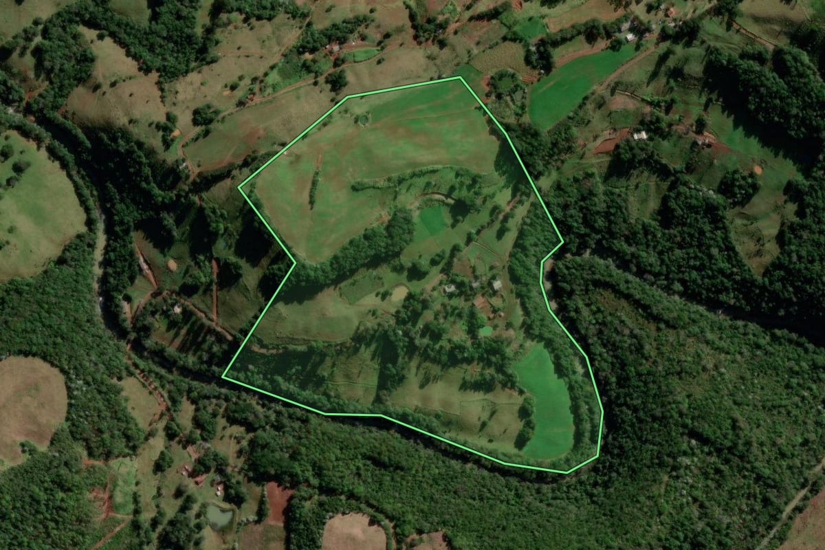 Imagem de satélite do imóvel rural em Manfrinópolis (PR), com o contorno declarado no CAR desenhado por cima.