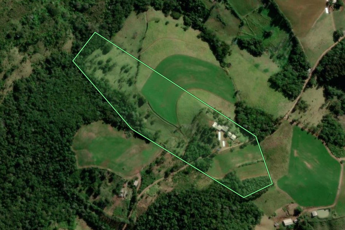 Imagem de satélite do imóvel rural em Manfrinópolis (PR), com o contorno declarado no CAR desenhado por cima.