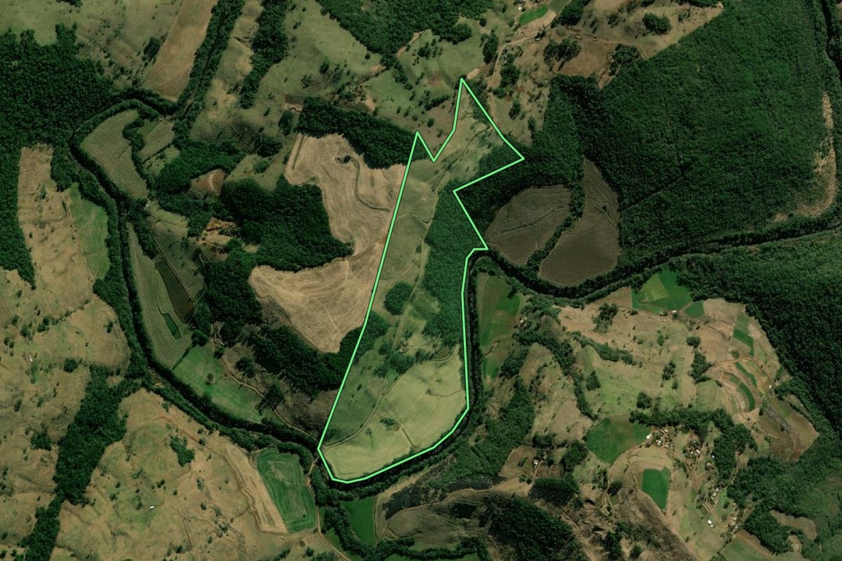Imagem de satélite do imóvel rural em Manfrinópolis (PR), com o contorno declarado no CAR desenhado por cima.