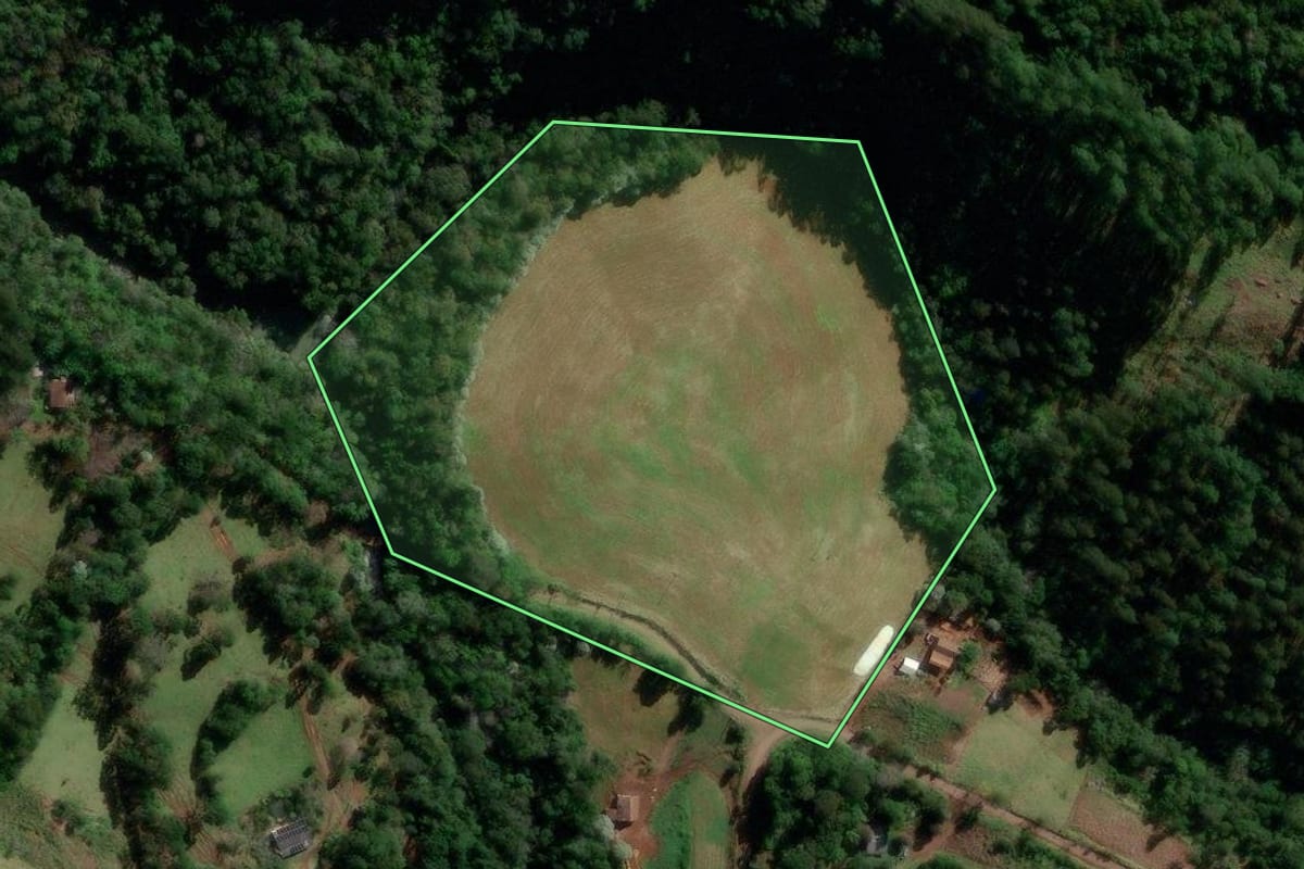 Imagem de satélite do imóvel rural em Manfrinópolis (PR), com o contorno declarado no CAR desenhado por cima.