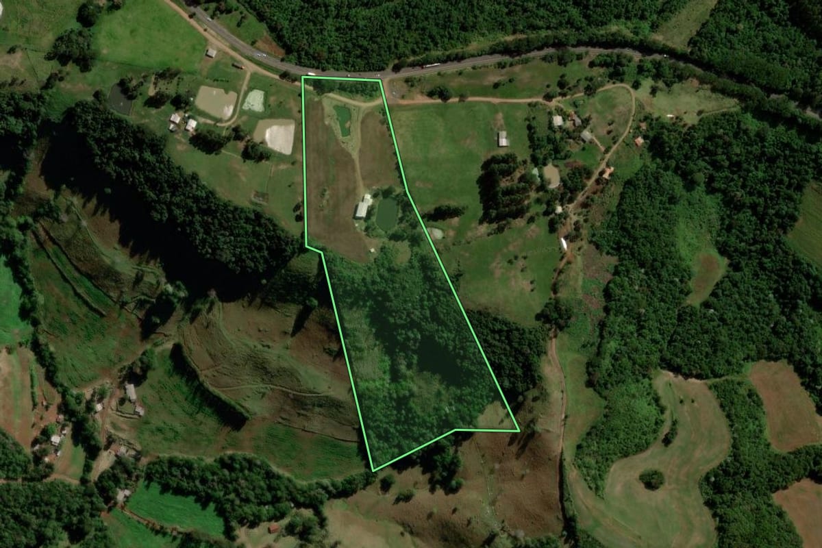Imagem de satélite do imóvel rural em Manfrinópolis (PR), com o contorno declarado no CAR desenhado por cima.