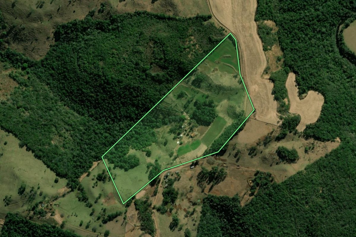 Imagem de satélite do imóvel rural em Manfrinópolis (PR), com o contorno declarado no CAR desenhado por cima.