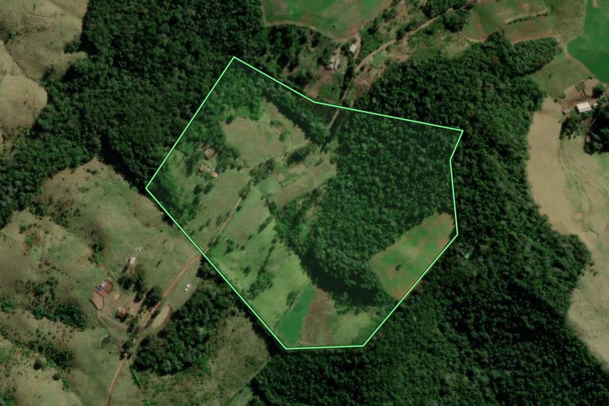 Imagem de satélite do imóvel rural em Manfrinópolis (PR), com o contorno declarado no CAR desenhado por cima.