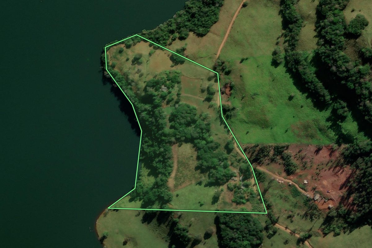 Imagem de satélite do imóvel rural em Mangueirinha (PR), com o contorno declarado no CAR desenhado por cima.