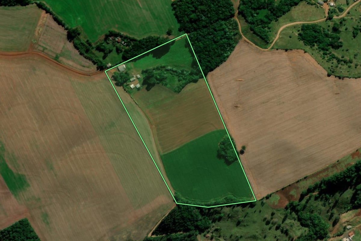 Imagem de satélite do imóvel rural em Mangueirinha (PR), com o contorno declarado no CAR desenhado por cima.