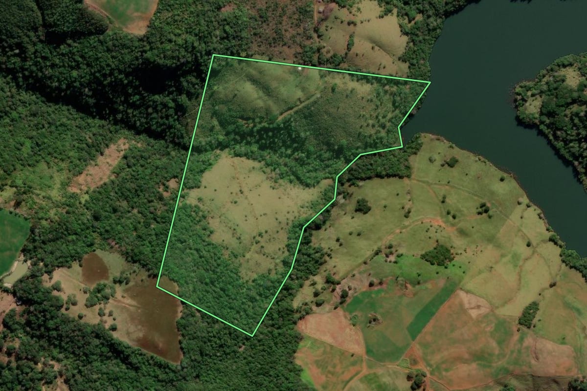 Imagem de satélite do imóvel rural em Mangueirinha (PR), com o contorno declarado no CAR desenhado por cima.