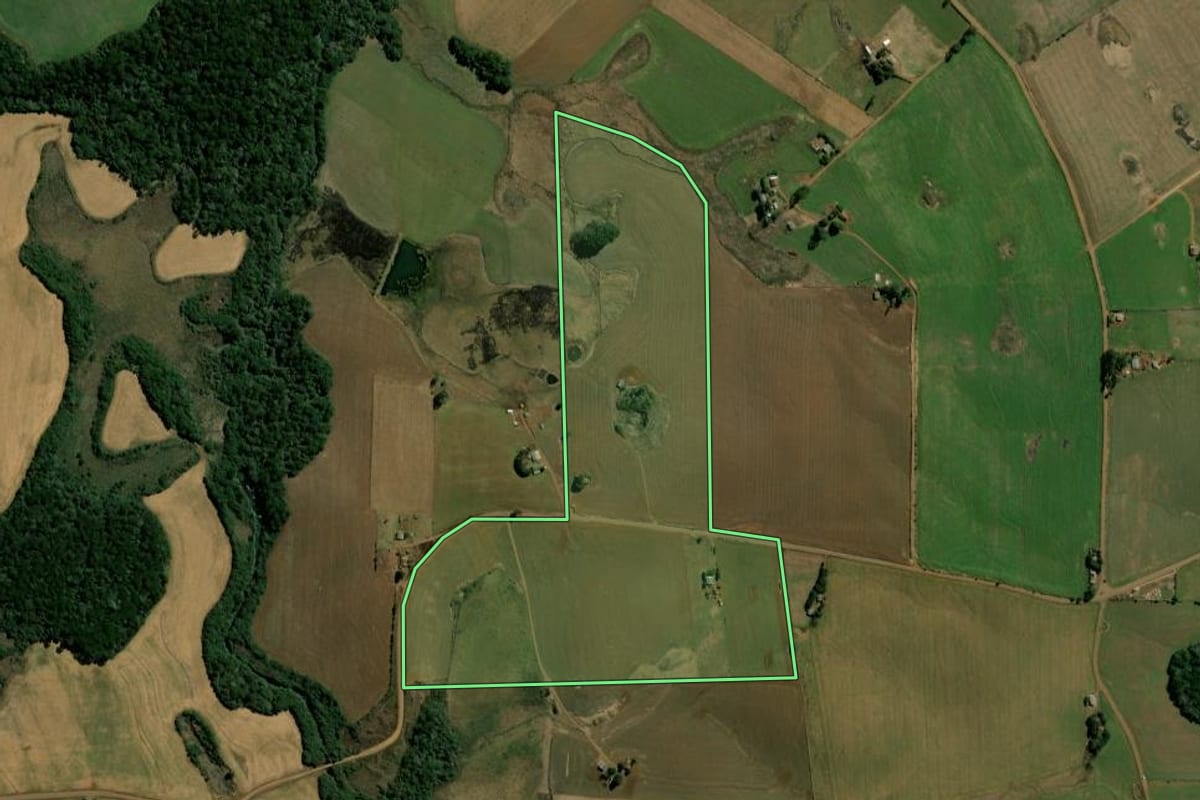 Imagem de satélite do imóvel rural em Mangueirinha (PR), com o contorno declarado no CAR desenhado por cima.
