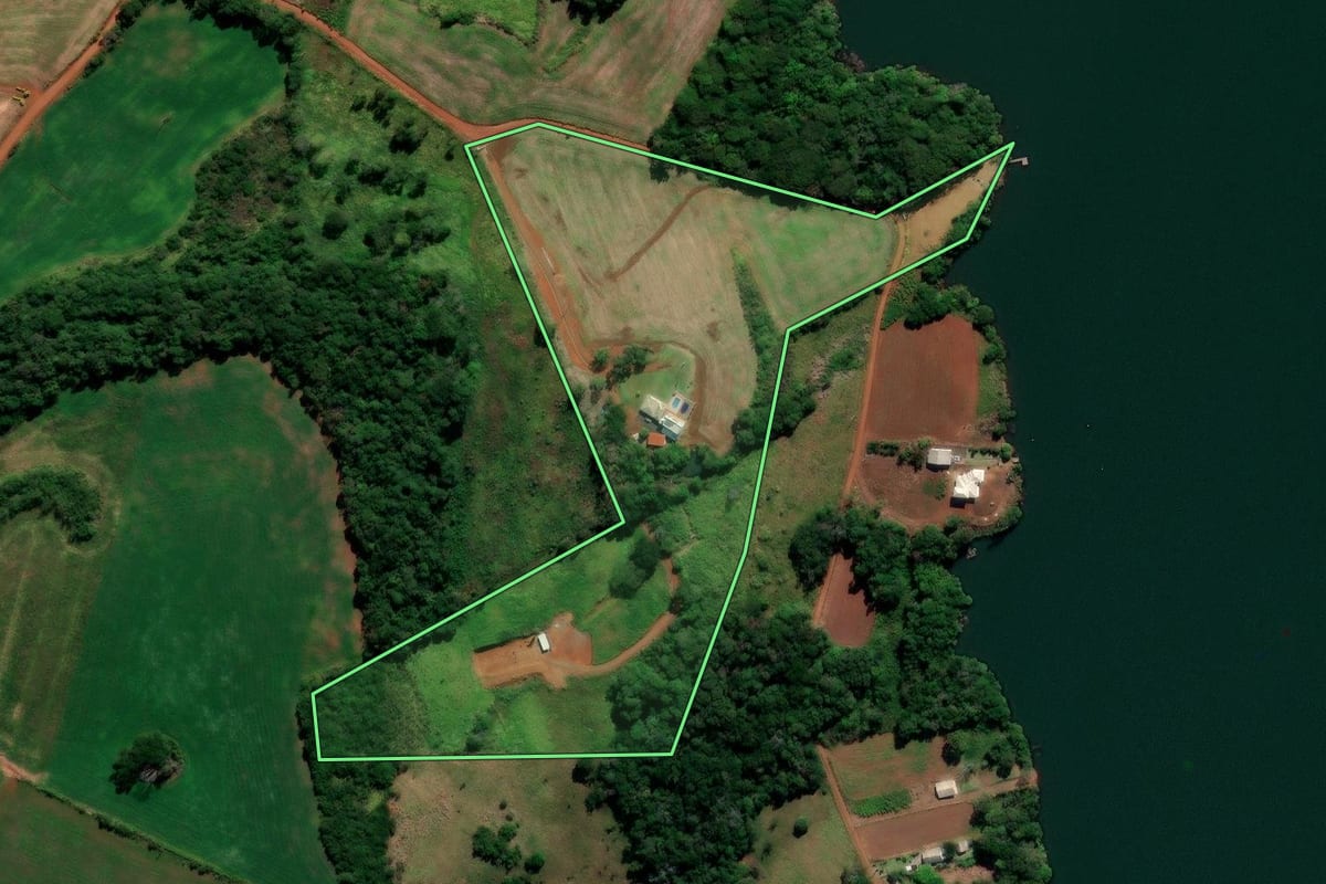Imagem de satélite do imóvel rural em Mangueirinha (PR), com o contorno declarado no CAR desenhado por cima.