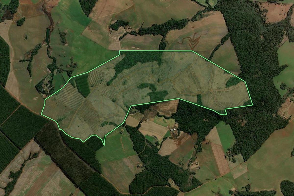 Imagem de satélite do imóvel rural em Mangueirinha (PR), com o contorno declarado no CAR desenhado por cima.