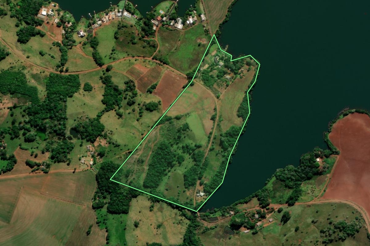 Imagem de satélite do imóvel rural em Mangueirinha (PR), com o contorno declarado no CAR desenhado por cima.