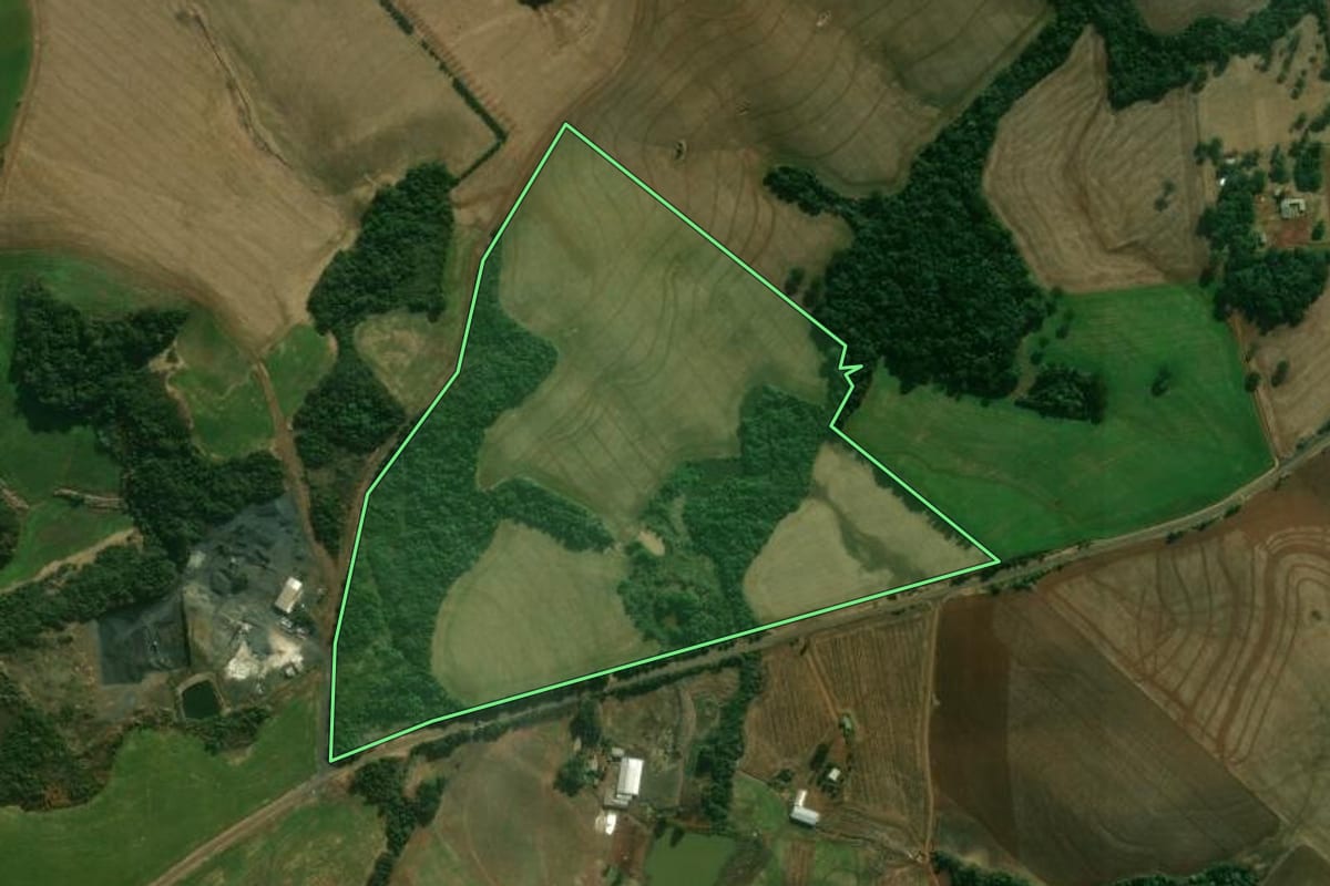 Imagem de satélite do imóvel rural em Mangueirinha (PR), com o contorno declarado no CAR desenhado por cima.