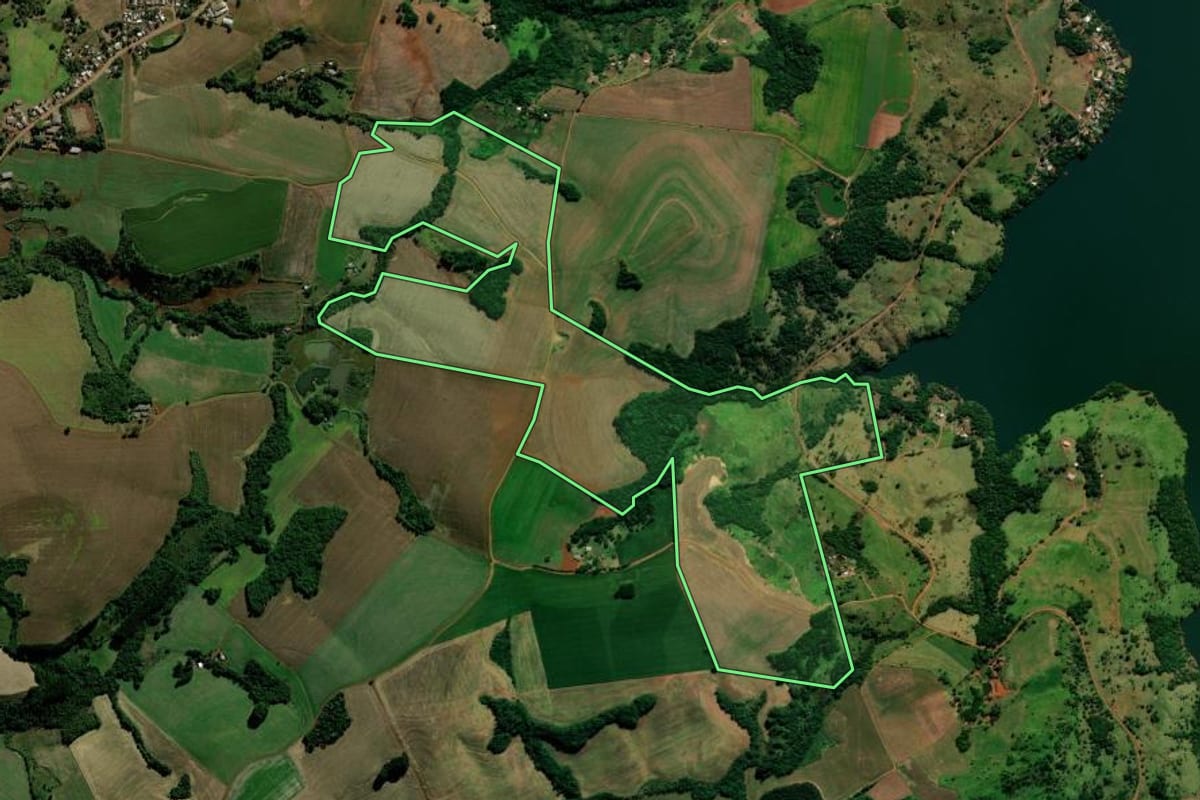 Imagem de satélite do imóvel rural em Mangueirinha (PR), com o contorno declarado no CAR desenhado por cima.