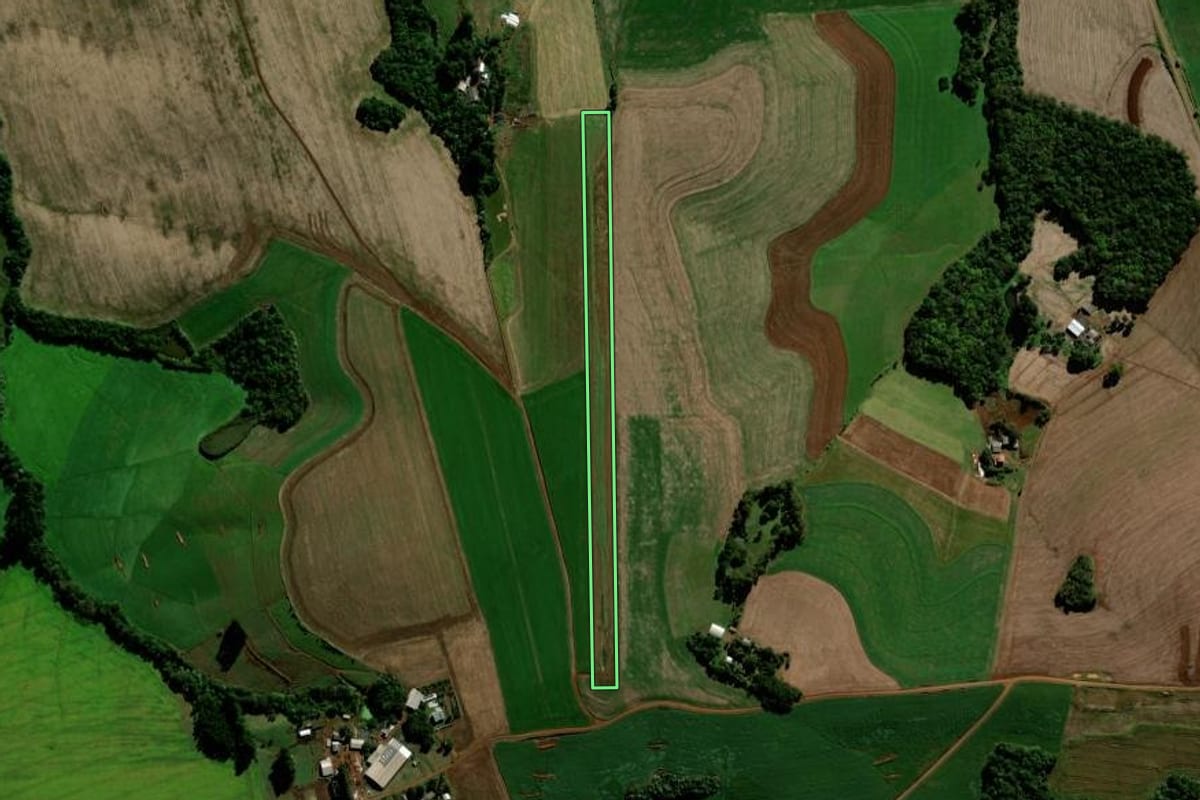 Imagem de satélite do imóvel rural em Mangueirinha (PR), com o contorno declarado no CAR desenhado por cima.