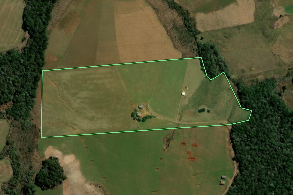 Imagem de satélite do imóvel rural em Mangueirinha (PR), com o contorno declarado no CAR desenhado por cima.