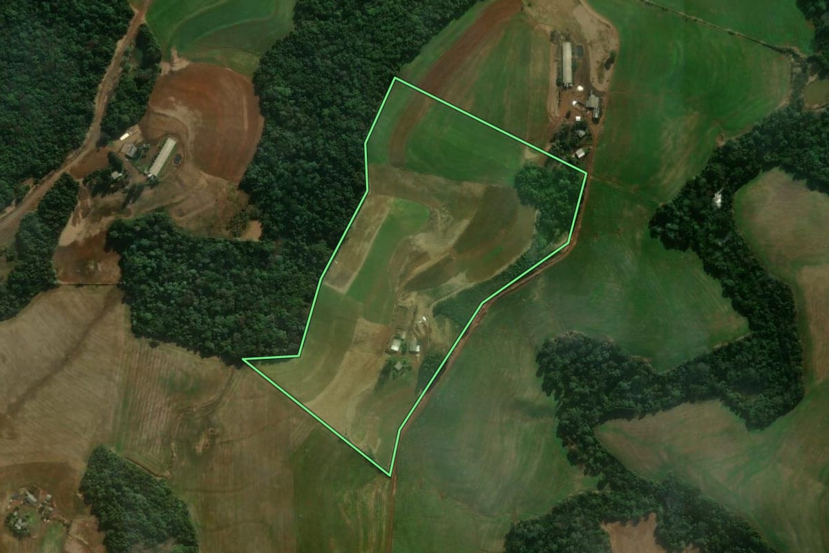 Imagem de satélite do imóvel rural em Mangueirinha (PR), com o contorno declarado no CAR desenhado por cima.