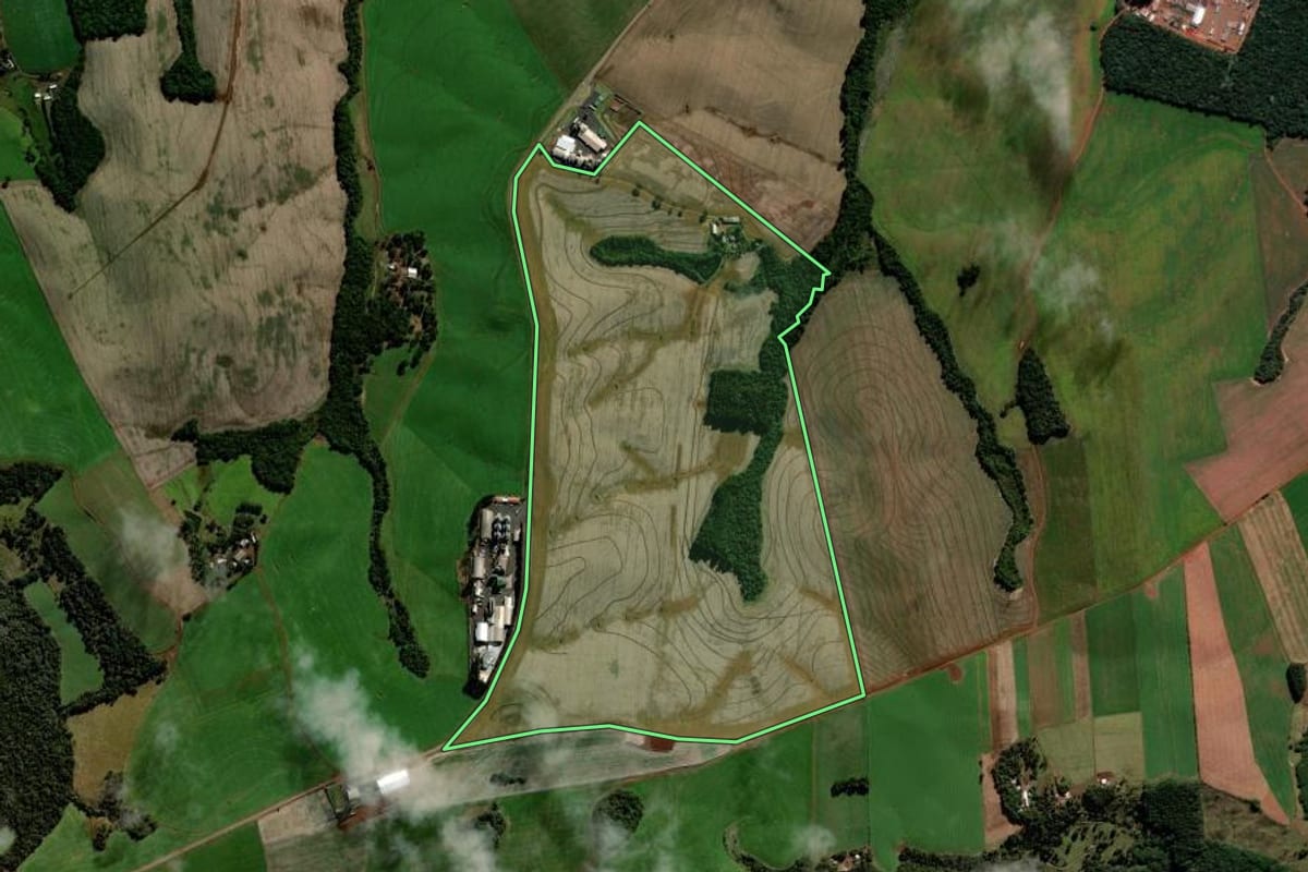 Imagem de satélite do imóvel rural em Mangueirinha (PR), com o contorno declarado no CAR desenhado por cima.