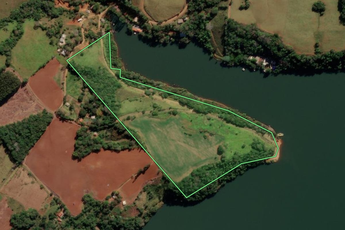 Imagem de satélite do imóvel rural em Mangueirinha (PR), com o contorno declarado no CAR desenhado por cima.