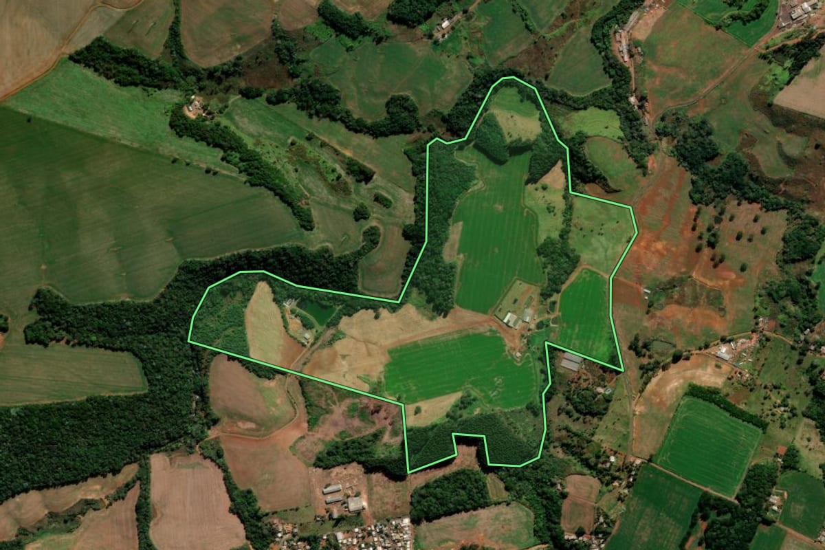 Imagem de satélite do imóvel rural em Mangueirinha (PR), com o contorno declarado no CAR desenhado por cima.