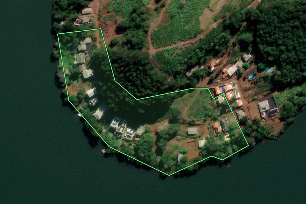 Imagem de satélite do imóvel rural em Mangueirinha (PR), com o contorno declarado no CAR desenhado por cima.