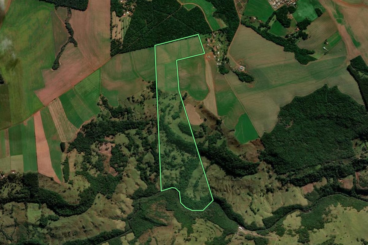 Imagem de satélite do imóvel rural em Mangueirinha (PR), com o contorno declarado no CAR desenhado por cima.