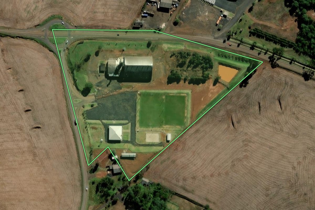 Imagem de satélite do imóvel rural em Mangueirinha (PR), com o contorno declarado no CAR desenhado por cima.