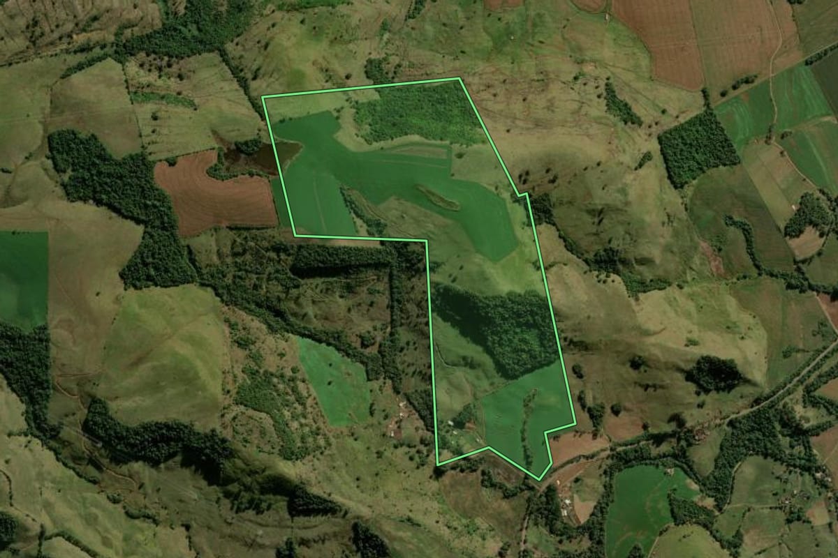 Imagem de satélite do imóvel rural em Manoel Ribas (PR), com o contorno declarado no CAR desenhado por cima.