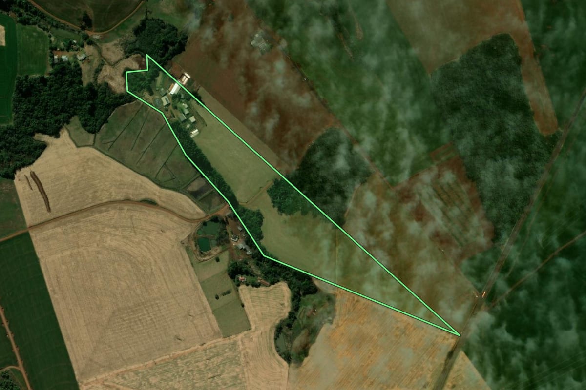 Imagem de satélite do imóvel rural em Manoel Ribas (PR), com o contorno declarado no CAR desenhado por cima.