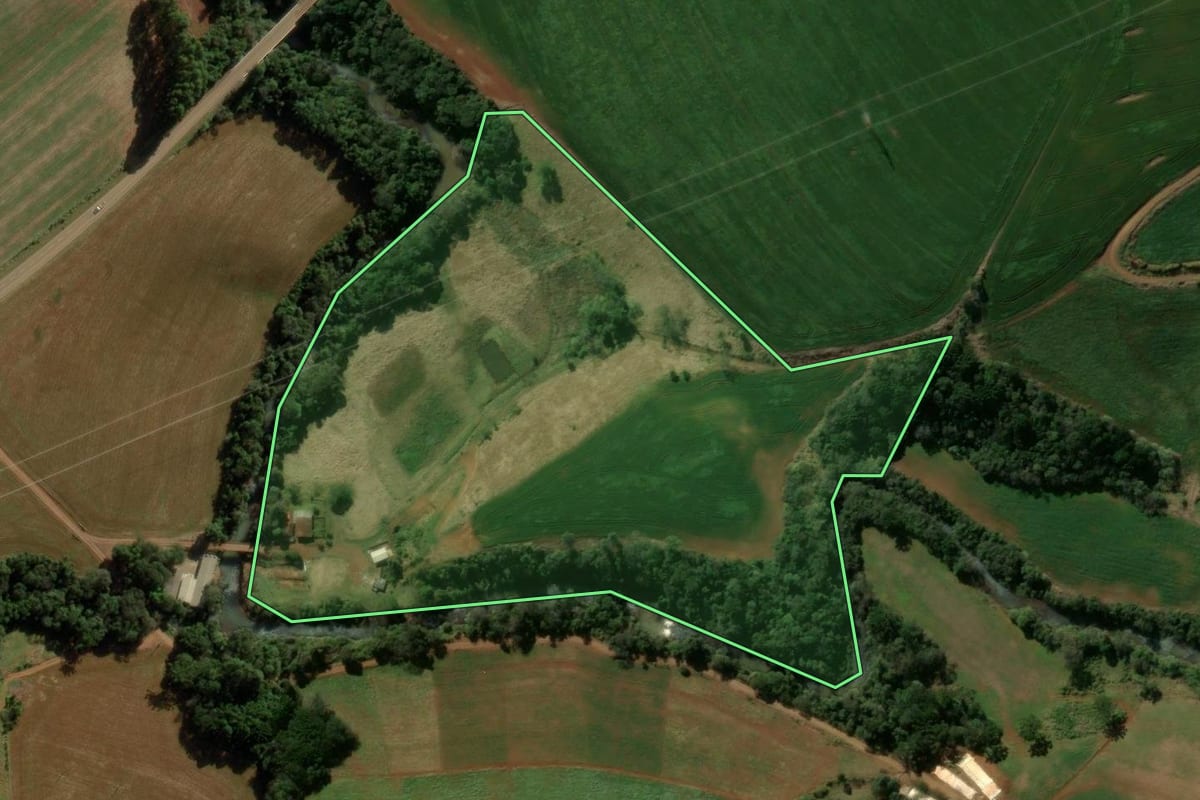 Imagem de satélite do imóvel rural em Manoel Ribas (PR), com o contorno declarado no CAR desenhado por cima.