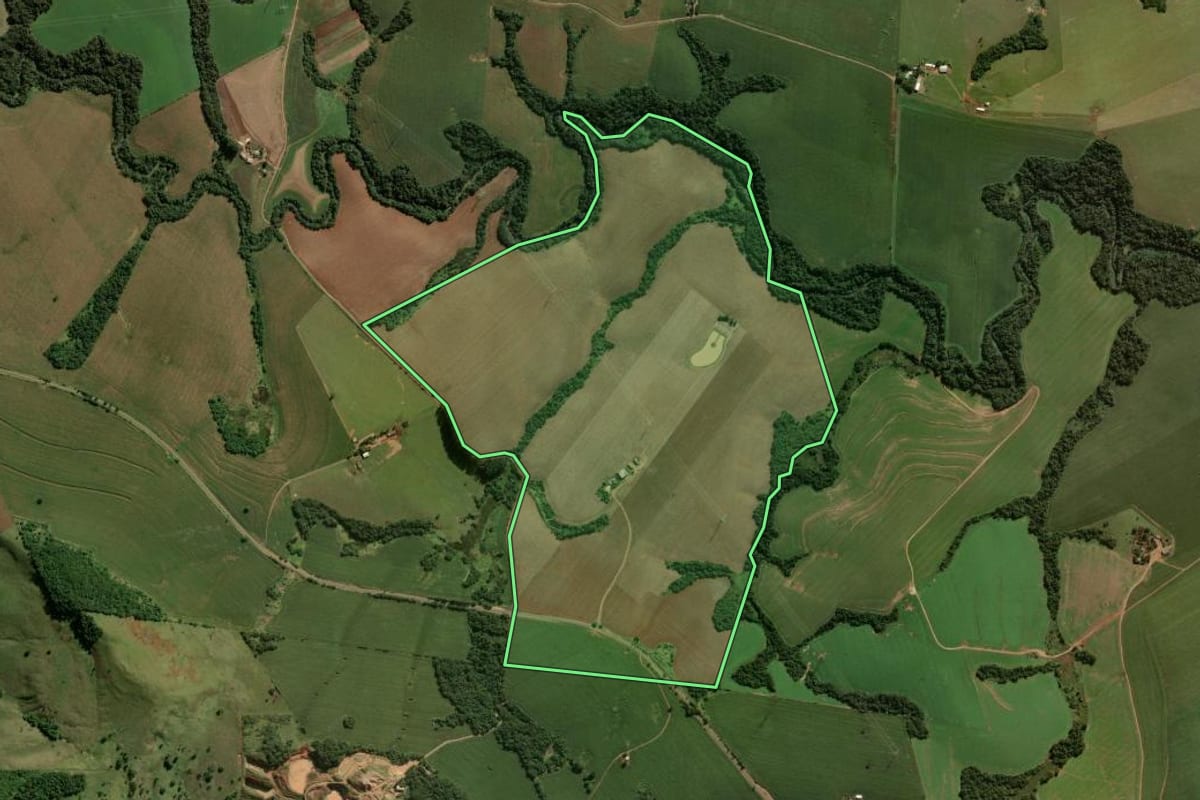 Imagem de satélite do imóvel rural em Manoel Ribas (PR), com o contorno declarado no CAR desenhado por cima.
